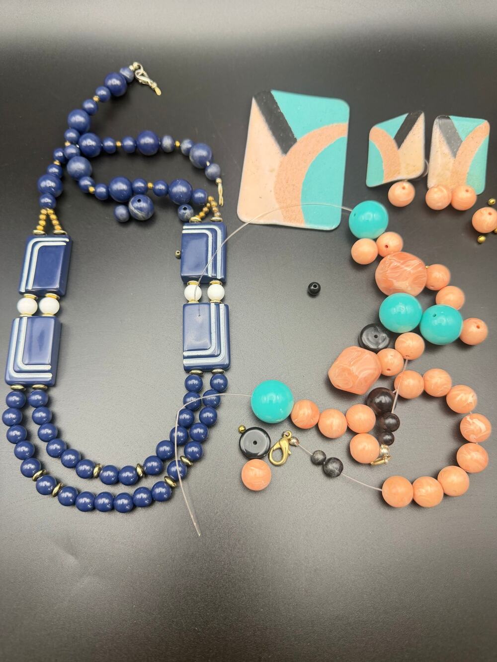 Lot of broken vintage jewelry mod style 60's and 70's